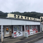 自販機コーナーオアシス - お店(映ってないけど左隅にテーブルがあります）