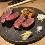 The Meat Shop - この日は十勝牛を揚げ焼きにしてもらいました。
                        今回は2名でしたのでサイズが小さいですが、やっぱり大人数で大きい塊を焼いてもらう方がより美味しく思います。