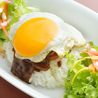 人氣的loco moco和蛋包飯，連醬汁都是自製的♪