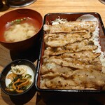 肉すきしゃぶとワインと秋田の地酒 秋藤 - 炭豚重(ランチ)750円