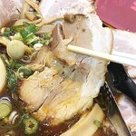 ラーメン専門店 くろべぇ - チャーシューは厚みのある豚バラ肉。約12cmの大きさでスープに沈めておくとトロトロになって美味いっす。
            これが、なんと8枚も入っております。