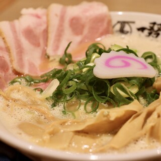 自家製のしなやかな麺、特製タレやレアチャーシューにもこだわり