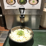 Hanamaru Udon Shibuya Eki Nishiguchi Ten - レバーを手前に引いて出汁を入れます。