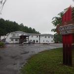 Nakashibetsu Hoyojo Onsen Ryokan - あいにくの雨、でもバイク用の屋根駐車あり！