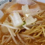 Uchu Ken Hon Ten - みそラーメン。でっかいチャーシューの下には、炒めた野菜が！