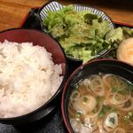 Taishu Izakaya Daikakumei Areya Koreya Nakano Ten - 定食のご飯、味噌汁、サラダ