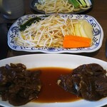 Matsuo Jingisukan Takikawa Honten - 左、特上ラム(１３５０円)   右、上マトン(１１６０円)   奥、うどん(２５０円)