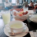 THE CITY BAKERY BRASSERIE RUBIN - 明るい店内