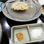 天ぷら 小竹 - 岩塩とカレー塩が用意されている