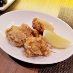 居酒屋 幅 - 鶏ザンギ 550円 ※画像は半分に分けたもの