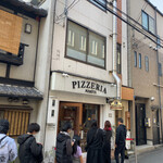 PIZZERIA MARITA - 席数が少なく回転率が良くないので、人数の割に時間がかかります。
                        これで40分待ち。
                        間口の狭さは京都っぽい。これで奥行きはあるんですよね。