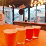 Craft Sake Stand Yanaka Junmaiya - 大きなテーブルとクラフトビール