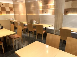 Sushi Dokoro Tsukumo Seibu Tokorozawa Ten - 4人掛けのテーブルで広々とお食事をお楽しみください！