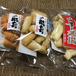 駒場屋米菓 - 右から
            チーズ
            伯方の塩
            チェダーチーズ