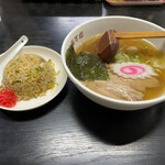 らーめんあすか - 料理写真:半ラーメン450円
半チャーハン250円(^^)
合計700円