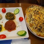 Ceyhan - ひよこ豆のデイップ、なすにヨーグルトがかかってる、スパイシーな野菜ディップ、ほうれん草のディップ