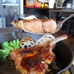 CHIEF+ - 炭火焼き豚トマホークステーキ、カット