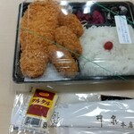 Isen Honten Nihonbashi Takashimaya Ten - ロースかつ弁当 918円、カキフライ3個 432円 ♪