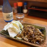 やきとり 山鳥 - 料理写真:当店名物の皮。鉄板でカリッと焼き、特製のタレで。