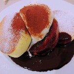 Shiawase no Pancake Sapporo Ten - ティラミスパンケーキのアップ。
                      口どけの良い柔らかい食感がたまりません。