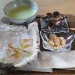 Mitomi Chaya - 葛きり＆お薄（700円）。香り立つ黒みつで涼味も引き立ちます。