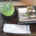 Mitomi Chaya - 水出し緑茶とお茶菓子。卵のお菓子は後を引きます・・・。