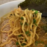 bistro kitchen TAKERU - スパイス海老味噌ラーメン、麺リフト