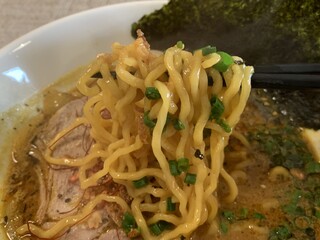 bistro kitchen TAKERU - スパイス海老味噌ラーメン、麺リフト