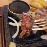 ステーキガスト - レアなんで焼石で好みの焼き加減に焼きます。