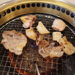 Yakiniku Juju Karubi Hachinohe Nosato Ekimae Ten - 豚肉は薄切りなんですぐ焼けます。