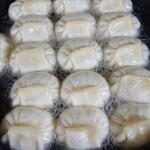 White Gyoza Shizuoka Ten - かなり油を使います^^;