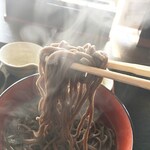 Minami - 蕎麦は黒い麺ですねー。少しボソボソ感がありますが、つゆも平均以上の味です。