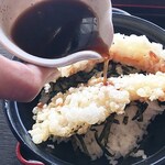 Minami - この天丼タレをどんぶり全体にかけましょう。自分でかけるのは楽しい（笑）