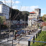 Akebono Cafe - 川沿いのベンチ