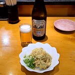 手羽先 真 - カレー和えと瓶ビール。