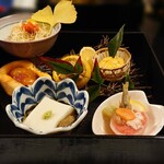 田中屋旅館 - 焼松茸と菊花の梨卸し白ポン酢
            落花生豆腐と落花生のお浸し
            南瓜と畑の肉の饅頭柚子見立
            じゃが芋の毯栗揚
            揚げ紅葉麩と蓮の実  天汁餡
            蕪窯の長芋素麺蒟蒻ほうじ茶煮
            山梨産富士川モロコ南蛮漬