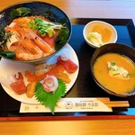 umisen yamasen - 宮津オールスター丼　¥2,500 （税込）