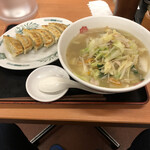 日高屋 - 野菜たっぷりタンメンの餃子セット、730円税込。