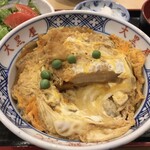 Monzen Soba Daikokuya - とんかつの並びは、縦というか横というかこうであった。食べ易い。