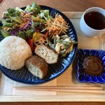 cafe ふつう - メンチカツ。パン粉も米パン粉使用。もちろん卵、牛乳、小麦粉不使用です！