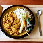 cafe ふつう - もう少しお野菜をお付けしてご提供してます。カレーは市販ルウはもちろん、スープの素なども使ってません。スパイスと香草、玉ねぎ、生の生姜などたっぷり入ってます！