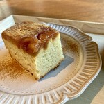 cafe ふつう - 長野のりんごを使ったケーキです。こちらも卵やバター、小麦粉不使用です！米粉のやさしいおやついかがでしょうか。