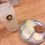 Izakaya Marco no Garage - 食べログチャージのキャベツとビックル割り