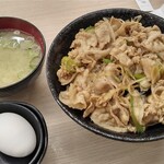 Densetsu no Sutadon Ya Wing Kitchen Kanazawa Hakkei Ten - お味噌汁と生卵付き