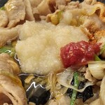 Densetsu no Sutadon Ya Wing Kitchen Kanazawa Hakkei Ten - ニンニク、豆板醤、七味唐辛子を。
                      混ぜ混ぜして頂きます。