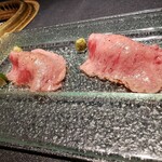 Azabu Juban Yakiniku BULLS - 大判サーロインの炙り握り