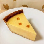 SAKURA SWEETS Ionmorutakaokaten - ③サワークリームとレモンと愛媛産の柚子を効かせたクラシックチーズケーキ。