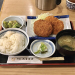 丸富食堂 - コロッケ定食ご飯少なめ。
      ご飯大盛りも無料です。