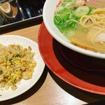 Ramen Yokozuna Hankyu Sanbangai Ten - ラーメン半チャーハンセット。