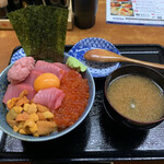 Kaisen-don Senmon Ten Kizu Uoichi Shokudo - ウニ・いくら・トロ丼＋たたきまぐろ＋卵黄
                        ご飯大盛り（無料）　2600円＋300円＋50円
                        漬物、味噌汁付き